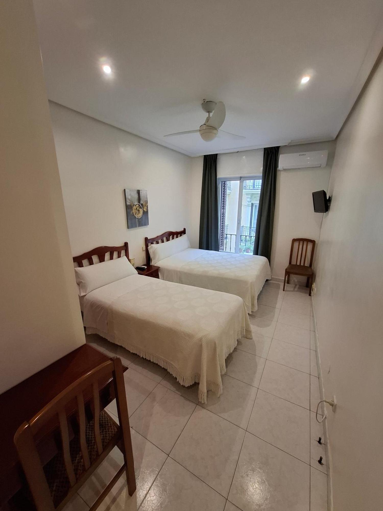 Hostal Villamanez Madrid Exterior photo